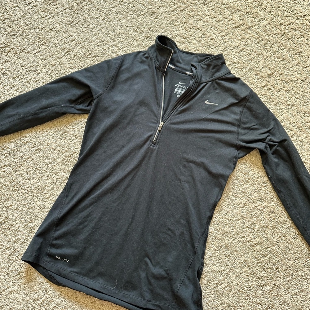 Nike pullover. Comfy material!